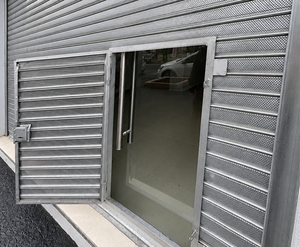 Puerta de escape en cortina metálica Inducort
