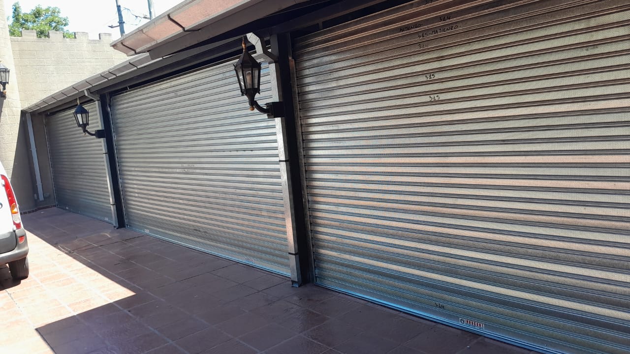 Cerramiento de comercio con cortina metálica Inducort