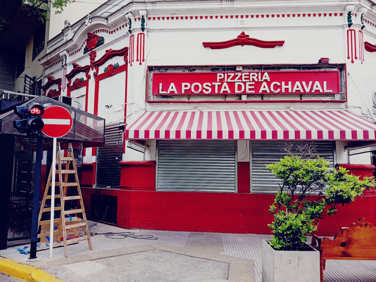 Cortina metálica persiana en vidriera de local comercial