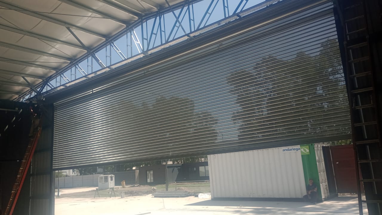 Portones industriales de cortina metálica en Reconquista