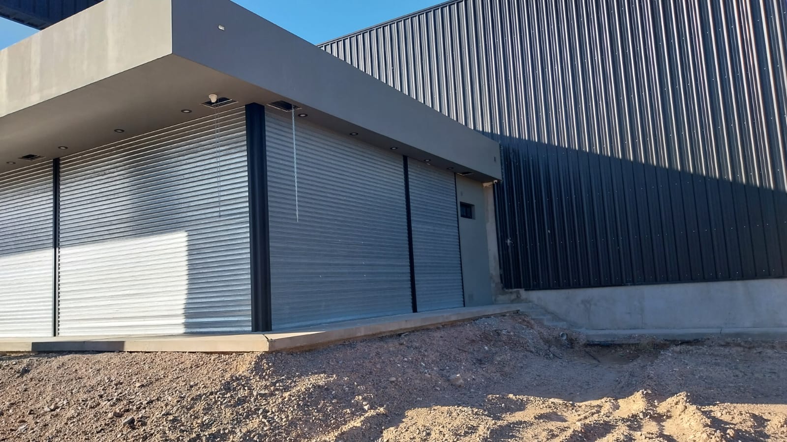Cerramiento con cortinas metálicas en industria de San Juan