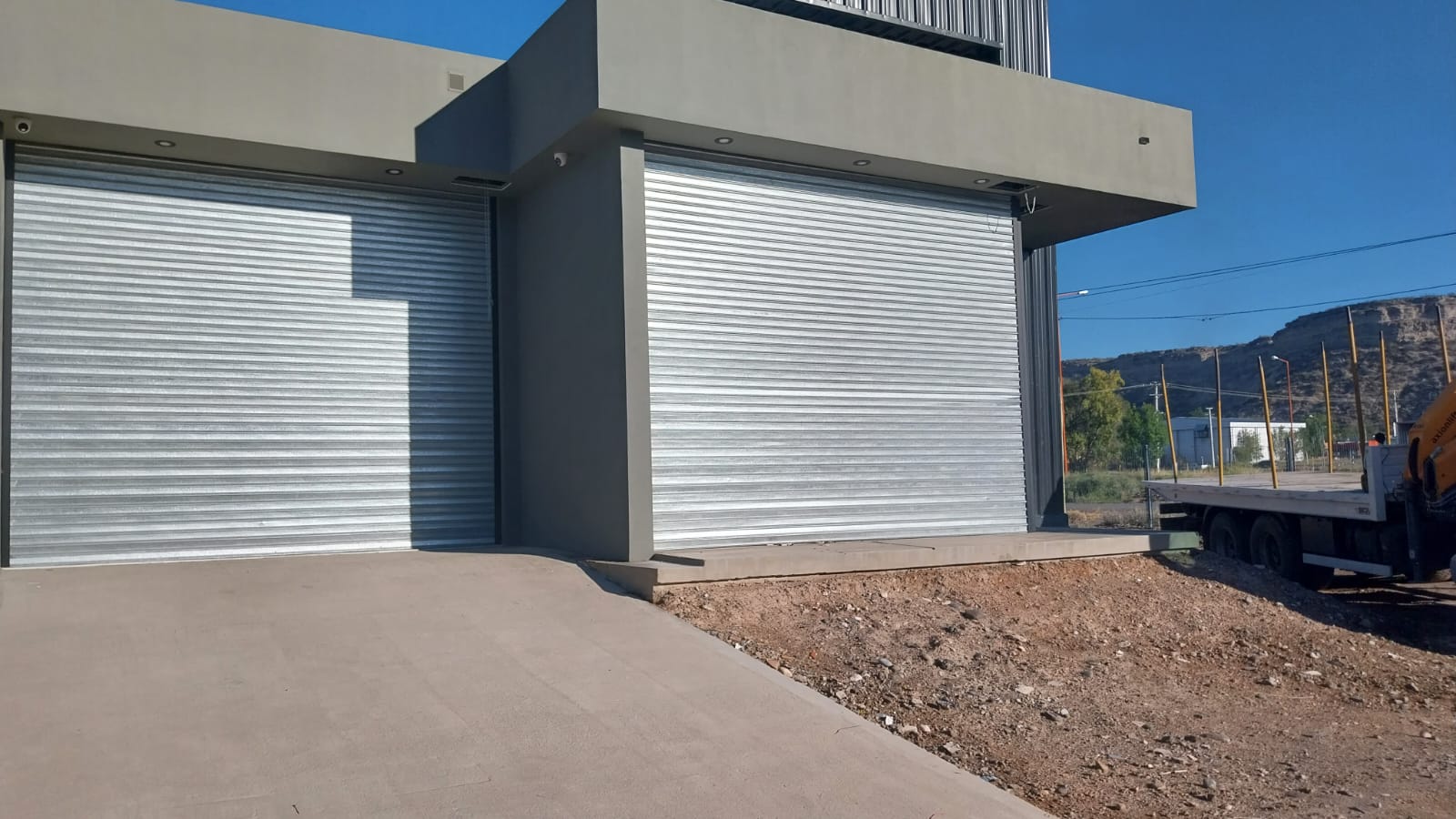 Cerramiento con cortinas metálicas en industria de San Juan