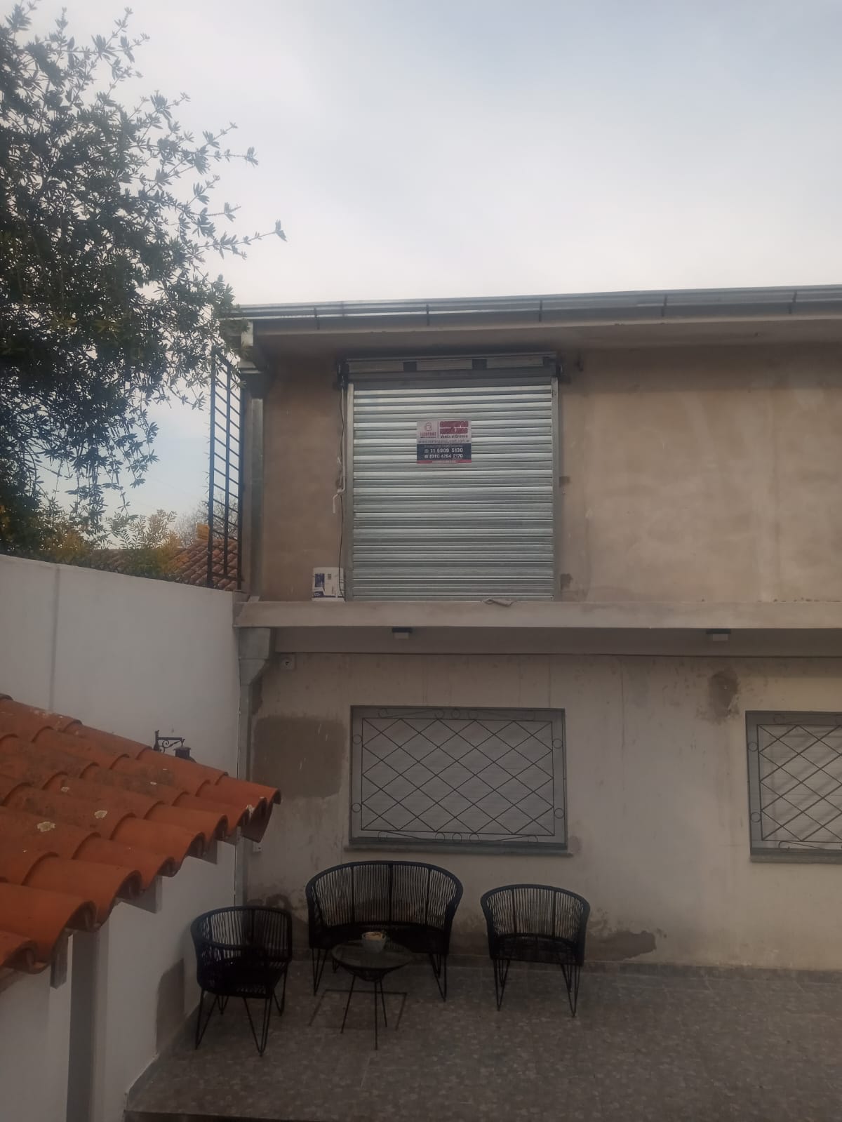 Cortina metálica en balcón de vivienda particular