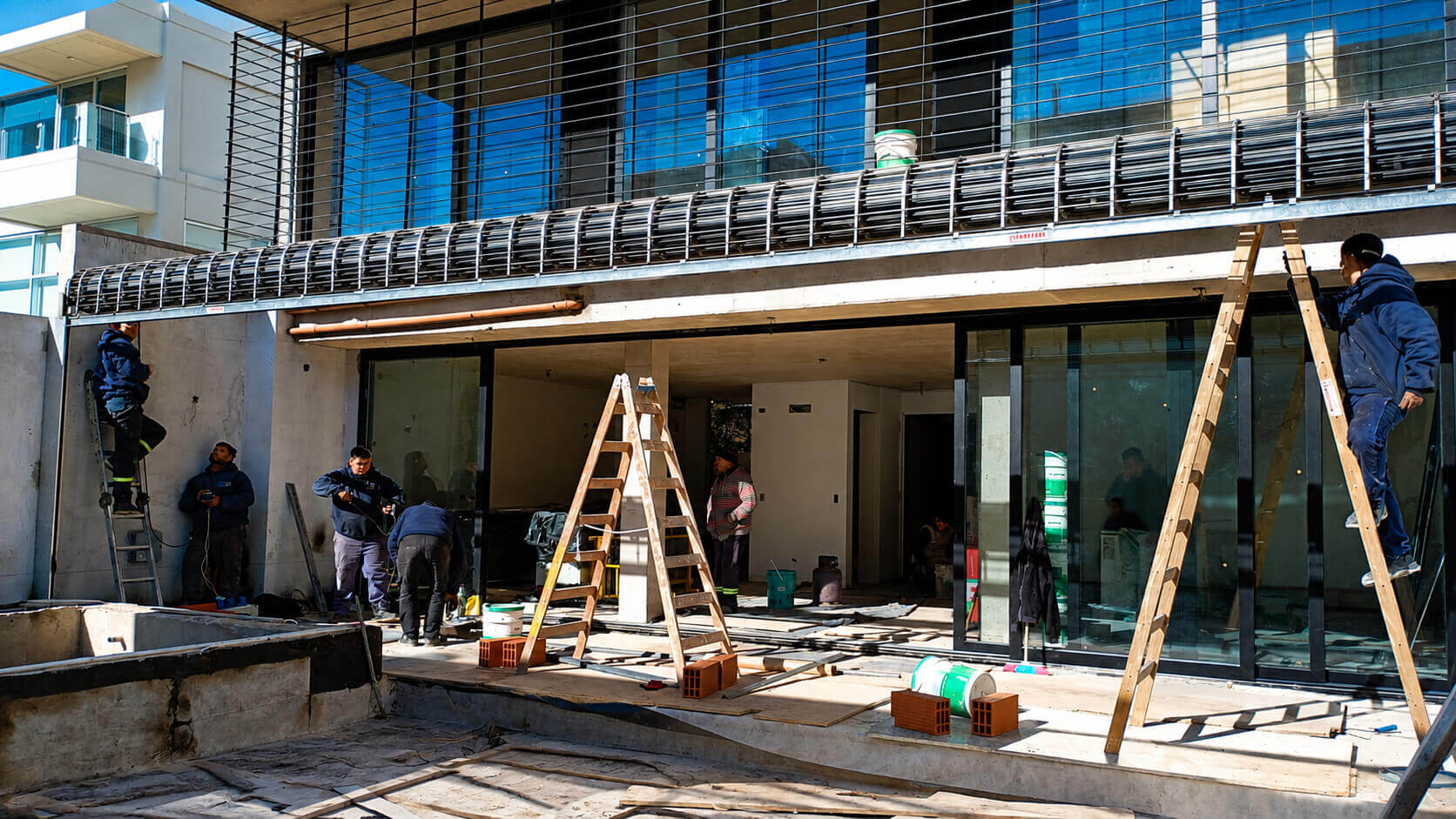 Instalación de cortina metálica a medida Inducort en local comercial