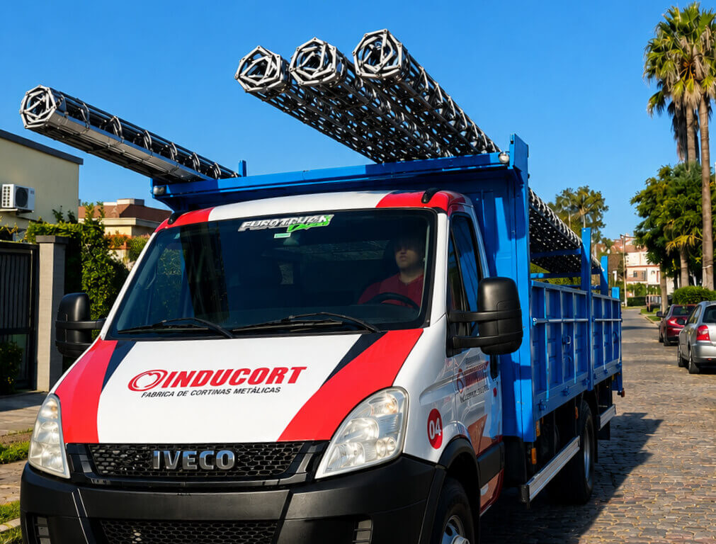 Camión de reparto Inducort cargado con cortinas metálicas